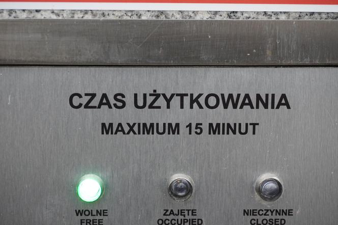 Co dzieje się po 15 minutach w szalecie miejskim? Wielka zagadka rozwiązana!