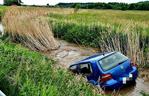 Wypadek w powiecie strzelińskim: Volkswagen wypadł z drogi i wpadł do rzeki