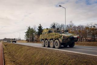 Kolumny pojazdów wojskowych na drogach. Ruszają ćwiczenia Dragon-24
