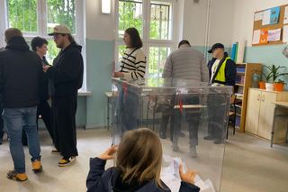 Wyniki late poll wyborów prezydenckich 2025. Kto zwyciężył w pierwszej turze?