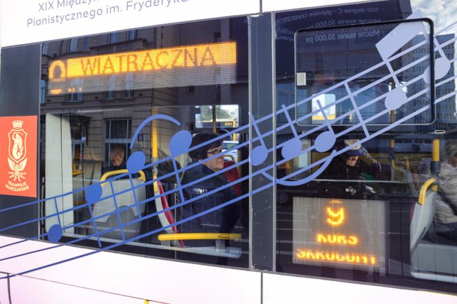 Jedyny taki koncertowy tramwaj w Polsce. W środku pianino i muzycy