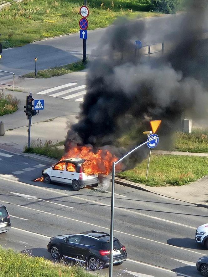 Pożar samochodu na rondzie Inwalidów w Łodzi