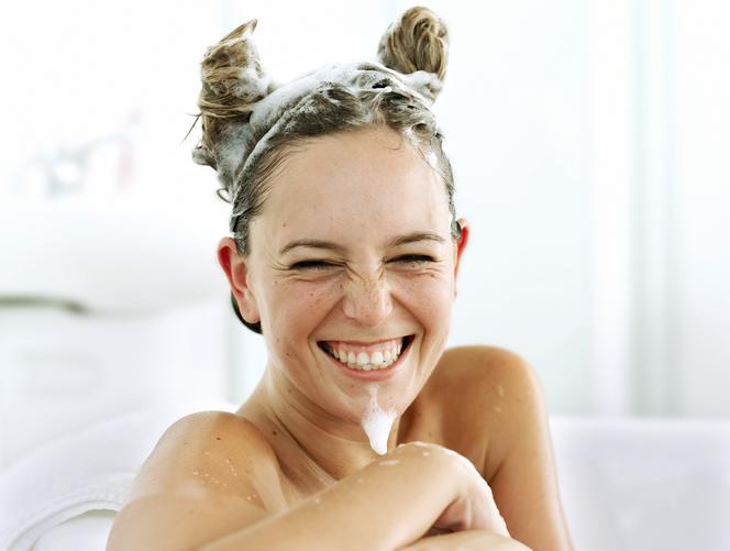 Metody mycia włosów. Czy odpowiednio myjesz swoje włosy?