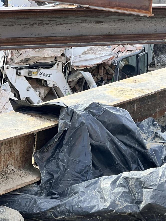 Katastrofa budowlana w Wołominie. Runęła część kamienicy. Koparka pod gruzami!