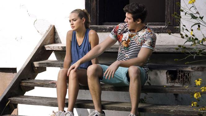 Barwy szczęścia, odcinek 1990. Justin (Jasper Sołtysiewicz), Oliwka (Wiktoria Gąsiewska)