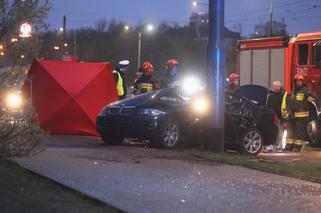 Kobieta w BMW rozbiła się na słupie