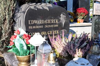 Grób Edwarda Gierka w Sosnowcu tonie w kwiatach na Wszystkich Świętych