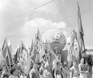 QUIZ PRL. Pochody 1-majowe: spontaniczne, czy obowiązkowe? Komplet punktów tylko dla znawców PRL-u