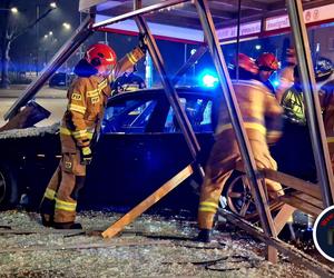 Totalna demolka na Targówku. Bmw rąbnęło w przystanek autobusowy