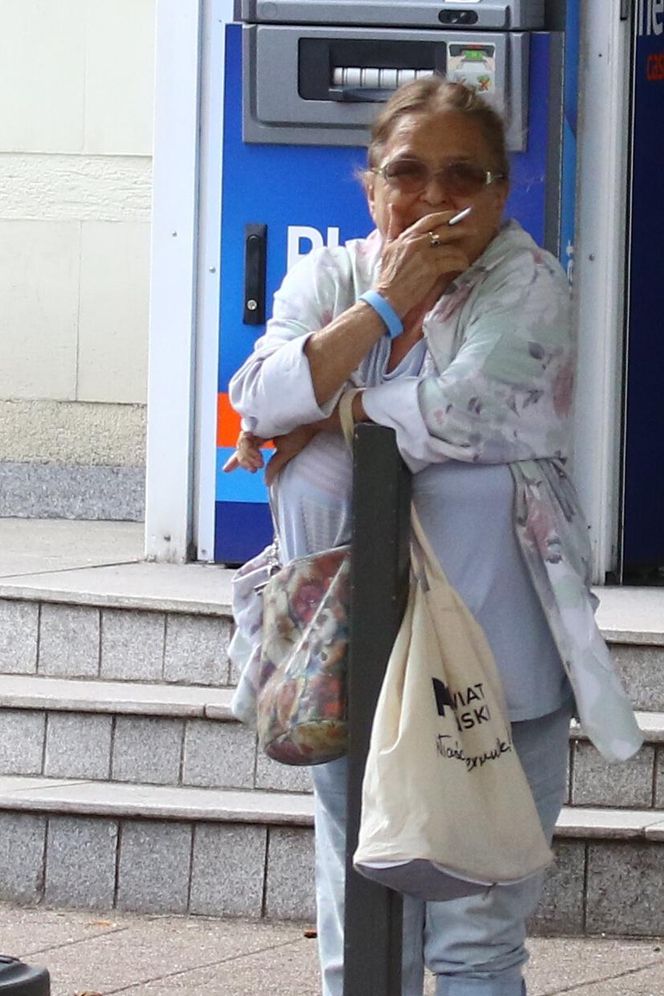 Grażyna Zielińska. Babka z "Rancza" kurzy jak smok