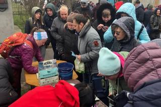 Tłumy Ukraińców stoją w kolejce po psie jedzenie