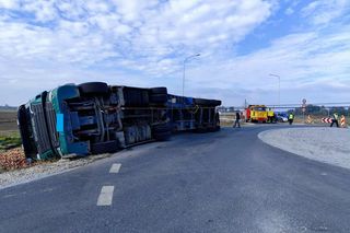 Przewrócona ciężarówka zablokowała rondo. 30 ton jabłek na drodze