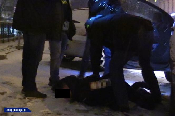 Kraków: CBŚP rozbiło rodzinny gang sutenerów. Mogli zarobić ponad 10 milionów złotych [ZDJĘCIA, WIDEO]