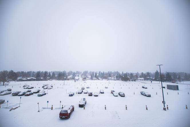 Śnieg na samochodach. Prognoza pogody w Polsce