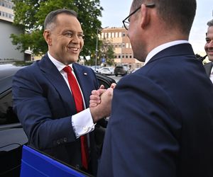Karol Nawrocki przyjechał do TVP. Symboliczny gest i mocne wsparcie z zaplecza