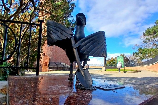 Rzeźby "Marianów" w Kołobrzegu