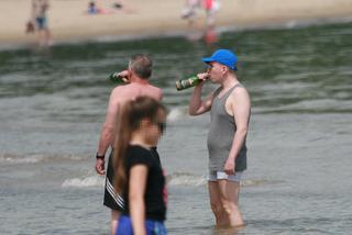 Minister chłodzi się morzem i piwem