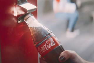 Mocny przekaz w nowej kampanii Coca-Cola. Teraz smak idzie w parze z codziennością!