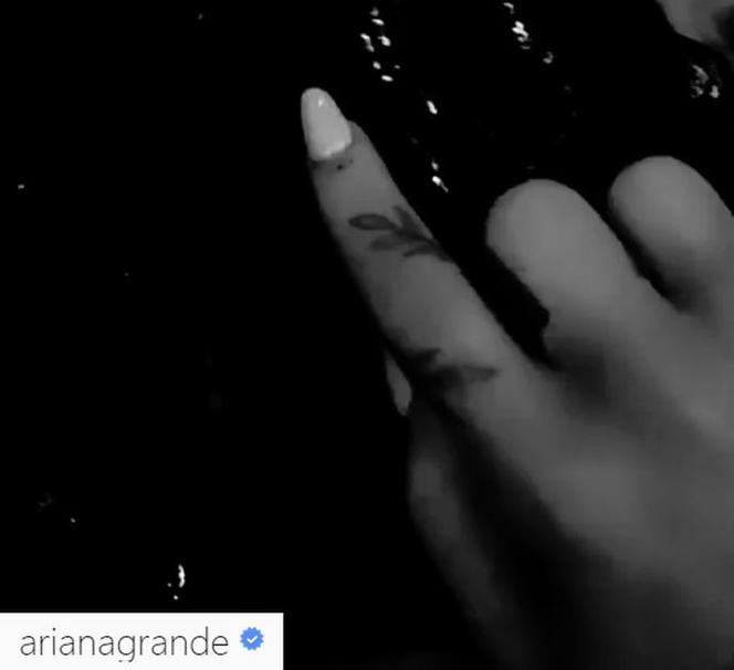 Ariana Grande - tatuaż na palcu