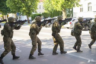 Duże grupy żołnierzy i pojazdy wojskowe w Ełku. Władze miasta uspokajają mieszkańców