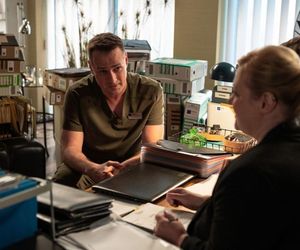 Na dobre i na złe odc. 965. Maks Beger (Tomasz Ciachorowski), Elżbieta Czajkowska (Katarzyna Cynke), Aleks/ Aleś Zagajewski (Paweł Małaszyński) (Mateusz Damięcki), Blanka (Pola Gonciarz)