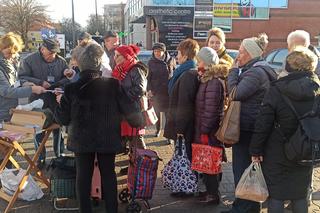 Opaski dla seniorów rozdane w kilkanaście minut