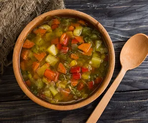 Pikantna zupa  jarzynowa.  Doda werwy na resztę dnia