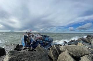 Chwile grozy na morzu! Kuter uderzył w betonowe gwiazdobloki. Co z załogą?