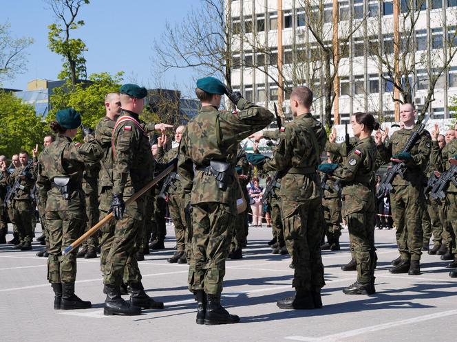 Ponad stu żołnierzy na Placu Solidarności w Olsztynie. Złożyli uroczystą przysięgę [ZDJĘCIA]