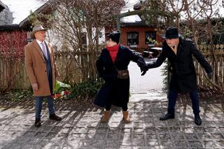 Barwy szczęścia, odc. 2693: Tolek (Marek Siudym), Budrewicz (Stanisław Górka), Irenka (Krystyna Tkacz)