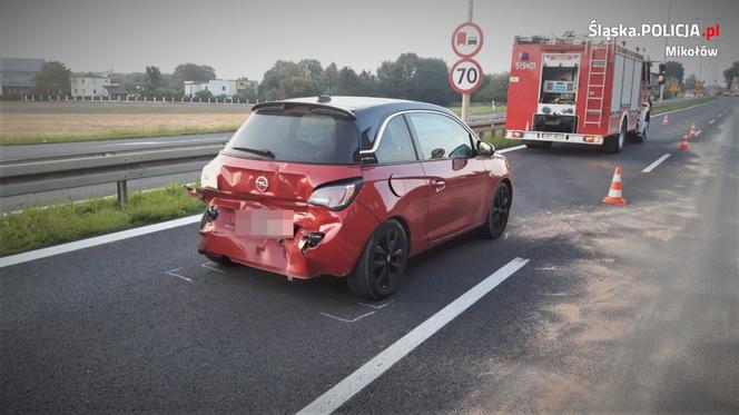 Wypadek w Mikołowie. BMW wjechało w opla! Samochód stoczył się na matkę z dziećmi [ZDJĘCIA]