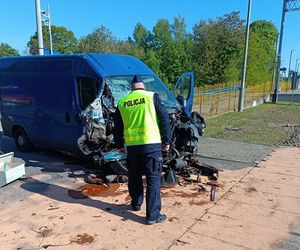 Zderzenie lokomotywy z busem pod Brzezinami. Fatalny wypadek na przejeździe kolejowym