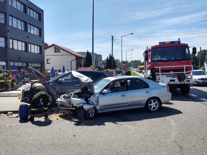 Nowy Sącz. Wypadek na ul. Tarnowskiej. Dzieci wśród poszkodowanych, trzy osoby w szpitalu [ZDJĘCIA]