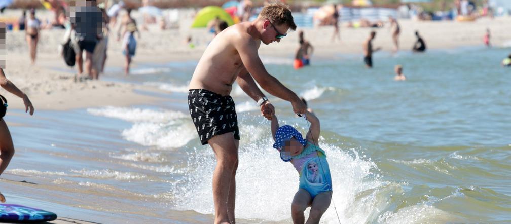 Ale mu Wesoło! Kuba Wesołowski z rodziną na plaży