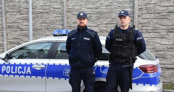 Jarosław: Policjanci ewakuowali 75-latka z płonącego domu