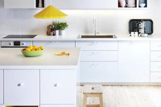 Nowoczesna biała kuchnia z elementami sztuki współczesnej, czyli nowa kuchnia z IKEA