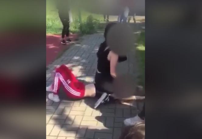 Obezwładniona dziewczyna opuszcza ręce