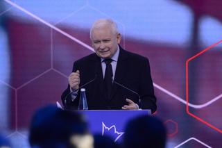 Idealnie skrojony garnitur Kaczyńskiego, ale krawat musiałby pożyczyć od Morawieckiego. Konwencja PiS okiem stylisty