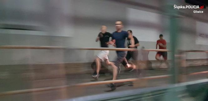 Gliwice. Czterech mężczyzn pobiło bezbronnego chłopaka. Teraz szuka ich policja [ZDJĘCIA]