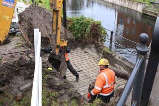 Koparki pracują na brzegu Brdy, przy farze w Bydgoszczy. To inwestycja z myślą o... rybach