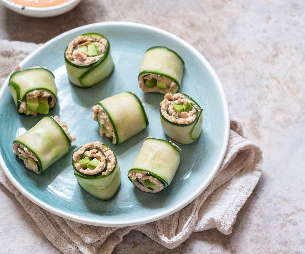 sushi z ogórka i łososia