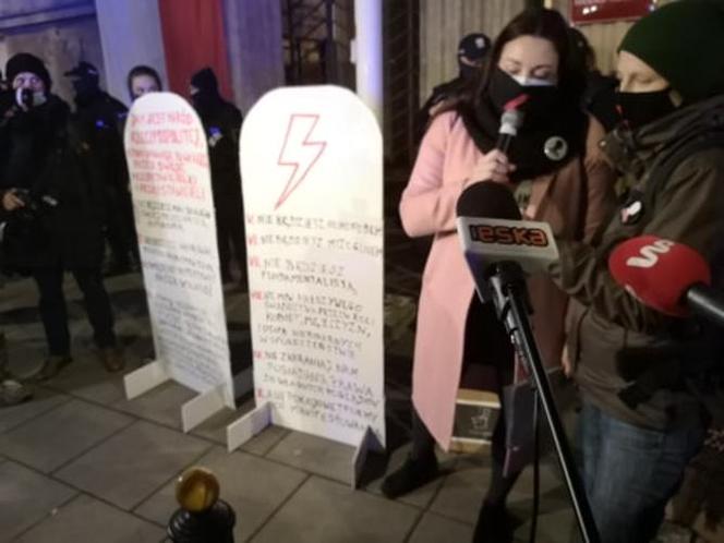 Protesty kobiet 9.11.2020. Manifestacje przed MEN
