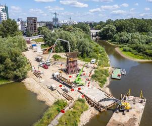 Warszawa: trwa budowa mostu pieszo-rowerowego przez Wisłę