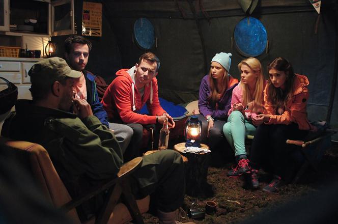 Pierwsza miłość. Jowita (Joanna Opozda), Asia (Paulina Gałązka), Mikser (Błażej Michalski), Radek (Mateusz Banasiuk), Luiza (Klaudia Halejcio)