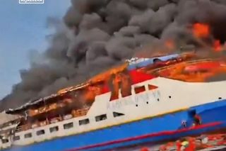 Pożar promu wycieczkowego. Ludzie skakali do wody, wszystko się nagrało! Pomocy, płoniemy na morzu