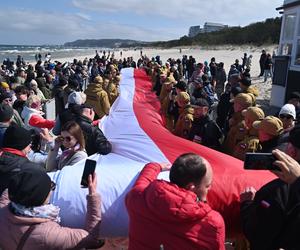 Najdłuższa flaga narodowa w Polsce mierzy ponad 2 km 700 metrów. To nowy rekord Polski!