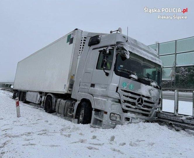 Utrudnienia na autostradzie A1. Ciężarówka wypadła z drogi. Droga częściowo zablokowana