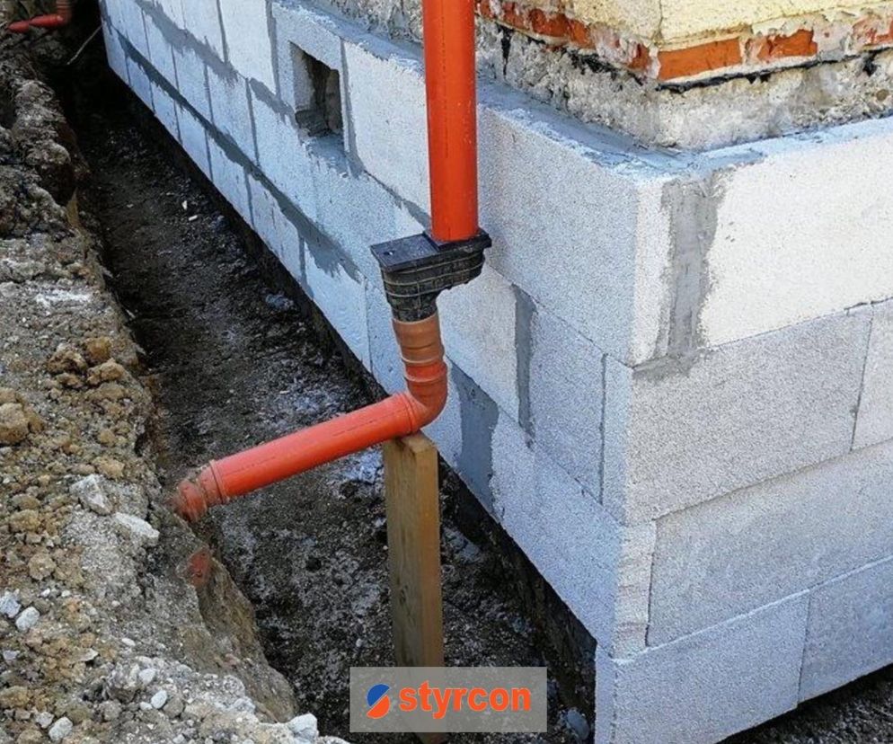 Naprawcza izolacja wilgotnego cokołu