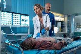 Na dobre i na złe odc. 862. Rafał Konica (Robert Koszucki), Jaś (Mateusz Bożek), Agata Woźnicka (Emilia Komarnicka-Klynstra)