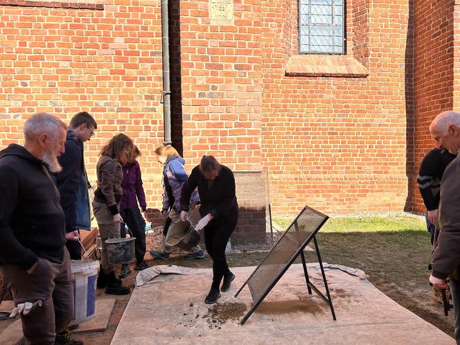 Pierwsze odkrycia w tajemniczej krypcie w Kazimierzu Biskupim
